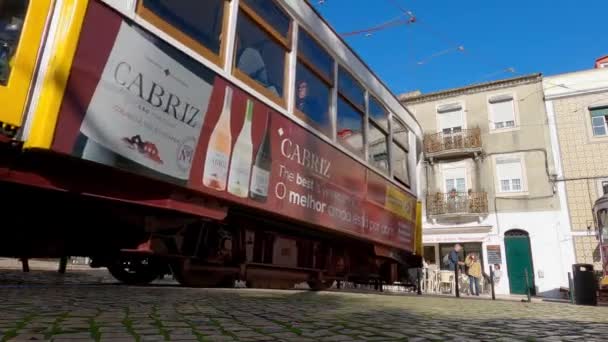 Kuuluisia historiallisia raitiovaunuja Lissabonin kaupungissa - LISBONIN kaupunki, PORTUGALI - marraskuu 5, 2019 — kuvapankkivideo