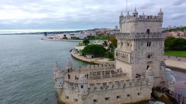 Wieża Belem w Lizbonie jest słynnym zabytkiem miasta — Wideo stockowe