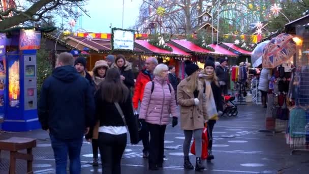 El popular mercado navideño de Winterwonderland en Hyde Park en Londres - LONDRES, INGLATERRA - 11 DE DICIEMBRE DE 2019 — Vídeos de Stock