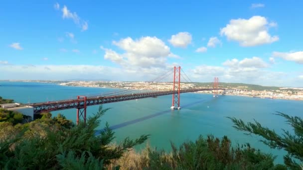 Flygfoto över 25 april Bridge i Lissabon även kallad Salazar Bridge — Stockvideo