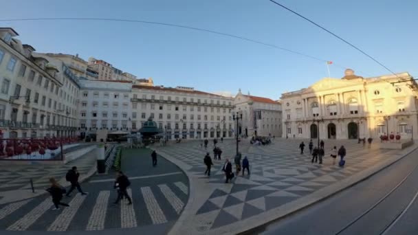 Typisch uitzicht in de historische wijk Lissabon - Stad Lissabon, Portugal - 5 november 2019 — Stockvideo