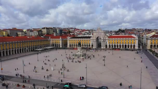 Vista aerea su Piazza del Commercio a Lisbona chiamata Praca do Comercio - la piazza centrale del mercato - CITTÀ DI LISBONA, PORTOGALLO - 5 NOVEMBRE 2019 — Video Stock