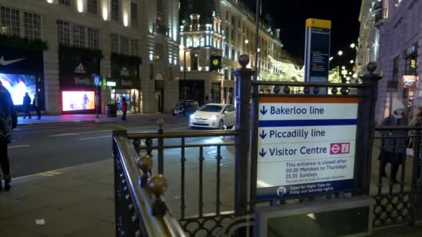 Piccadilly Circus metróállomás London - London, Anglia - 2019. december 11. — Stock videók