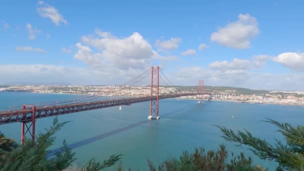 Flygfoto över 25 april Bridge i Lissabon även kallad Salazar Bridge — Stockvideo