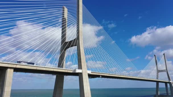 Híres Vasco da Gama híd a Tejo folyó felett Lisszabonban felülről - Lisszabon városa, Portugália - 2019. november 5. — Stock videók