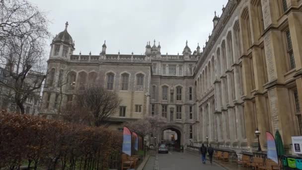 Wie angle shot of Kings College in London - LONDRES, ENGLÂNDIA - DEZEMBRO 10, 2019 — Vídeo de Stock