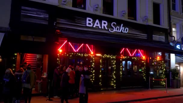 Bar Soho en Londres - LONDRES, INGLATERRA - 11 DE DICIEMBRE DE 2019 — Vídeo de stock