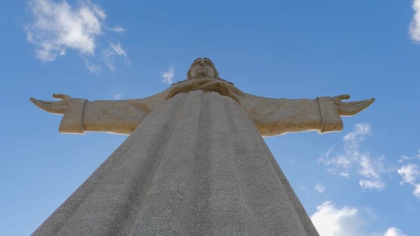 Estatua de Cristo en la colina de Lisboa Almada llamada Cristo Rei - LISBOA. PORTUGAL - 8 DE NOVIEMBRE DE 2019 — Vídeo de stock