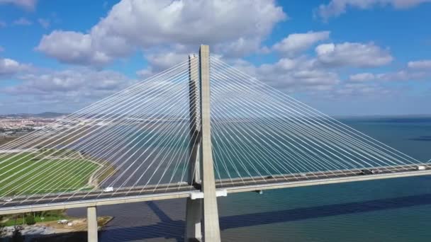 Pemandangan udara di atas Jembatan Vasco Da Gama di Lisbon — Stok Video