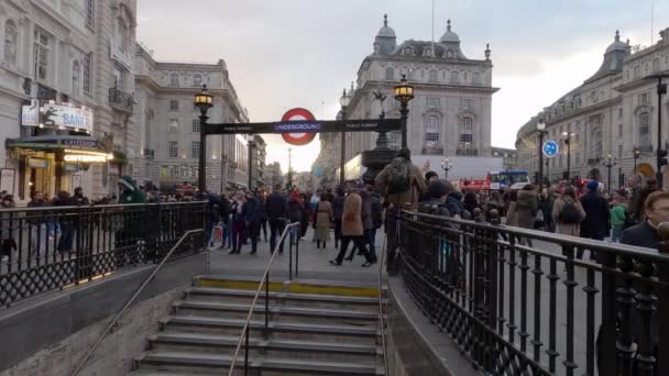 Entrada subterrânea Piccadilly Circus Station Londres - LONDRES, ENGLÂNDIA - 10 DE DEZEMBRO DE 2019 — Vídeo de Stock