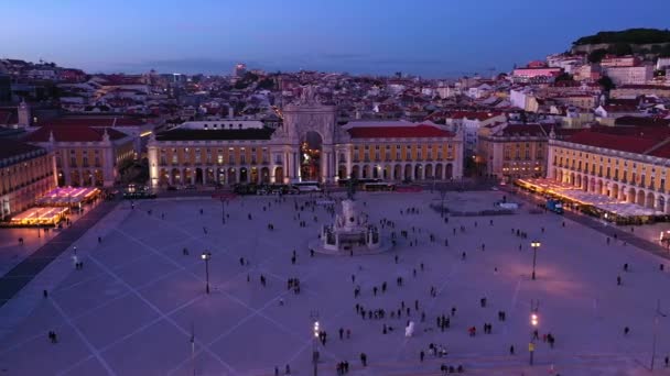 Ünlü Praca do Comercio geceleri Lizbon 'un ana meydanı. — Stok video
