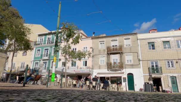 Tipikus kilátás Lisszabon történelmi kerületében - Lisszabon városa, Portugália - 2019. november 5. — Stock videók