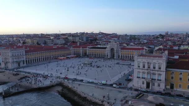 Avond uitzicht over het centrale plein van Lissabon - de beroemde Praca do Comercio — Stockvideo