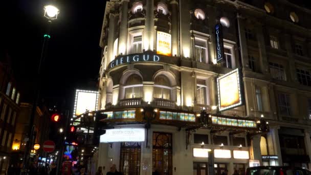 Teatro Gielgud en Shaftesbury Avenue en Londres - LONDRES, INGLATERRA - 11 DE DICIEMBRE DE 2019 — Vídeo de stock