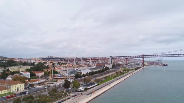 Widok z lotu ptaka na promenadę Tagus nad rzeką Tejo w Lizbonie — Wideo stockowe