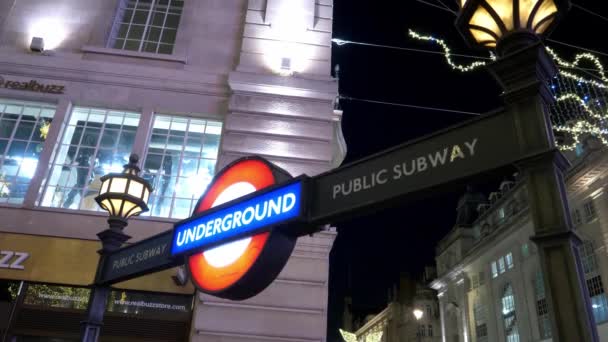 Piccadilly Circus Underground station Londres - LONDRES, INGLATERRA - 11 DE DICIEMBRE DE 2019 — Vídeos de Stock
