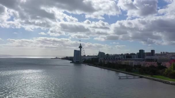 Lizbon 'daki Vasco Da Gama Köprüsü üzerinde hava görüntüsü — Stok video
