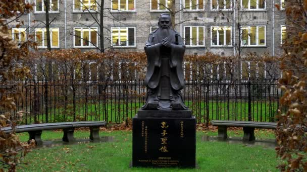 Konfucius socha na Kings College v Londýně - Londýn, Anglie - 11. prosince 2019 — Stock video