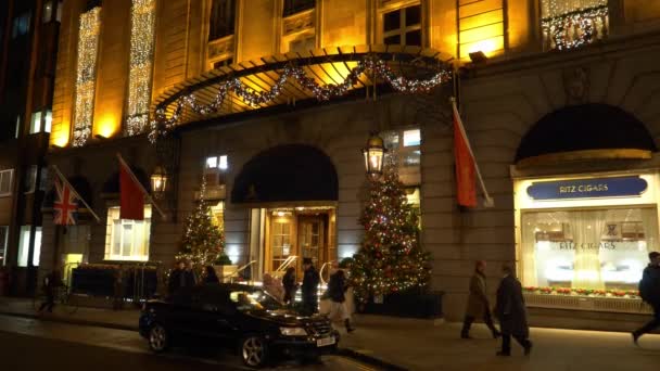 Entrada del famoso Ritz Hotel en Londres - LONDRES, INGLATERRA - 11 DE DICIEMBRE DE 2019 — Vídeos de Stock