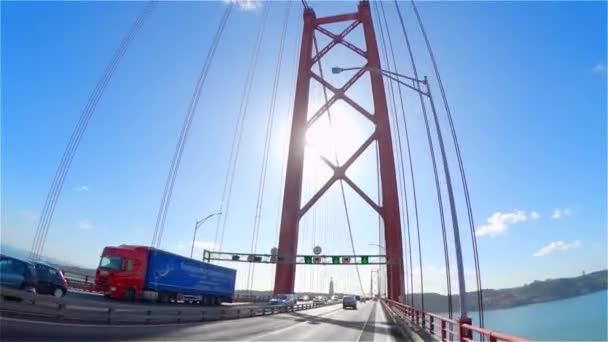 Подорож знаменитим 25 - го квітня мостом у Лісабоні, також звана Містом Салазара - містом Лісабона (Португалія) - 5 - го листопада 2019 р. — стокове відео
