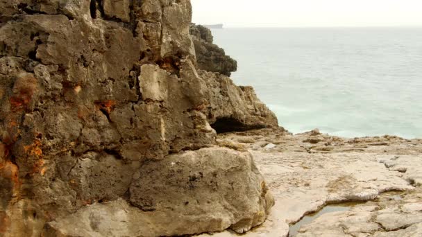 Felsige Küste von Boca do Inferno am Atlantik in Portugal — Stockvideo