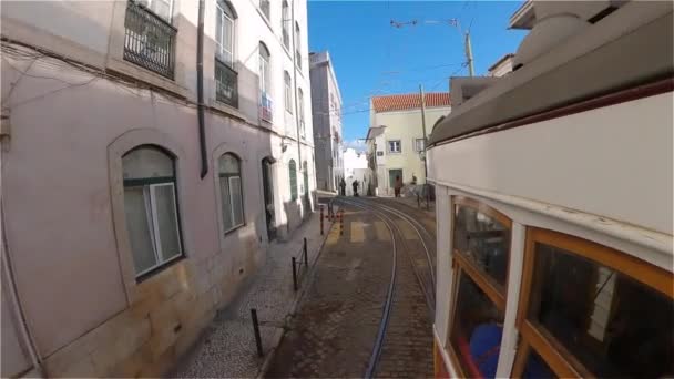 Passeio de eléctrico no bairro histórico de Lisboa - CIDADE DE LISBOA, PORTUGAL - NOVEMBRO 5, 2019 — Vídeo de Stock