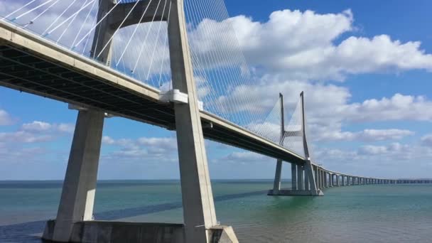 Působivá architektura mostu Vasco da Gama v Lisabonu - Město Lisabon, Portugalsko - 5. listopadu 2019 — Stock video