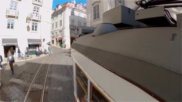 Straßenbahnfahrt in der Altstadt von Lissabon - Stadt Lissabon, Portugal - 5. November 2019 — Stockvideo