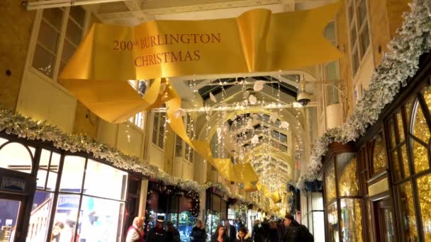 Burlington arcades in Londen - Londen, Engeland - 11 december 2019 — Stockvideo
