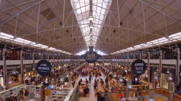 Time out Market hall in Lisbon also called Mercado do Ribeira - CITY OF LISBON, PORTUGAL - NOVEMBER 5, 2019 — Stock Video