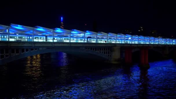 London Blackfriars Station over de Theems 's nachts - Londen, Engeland - 11 december 2019 — Stockvideo