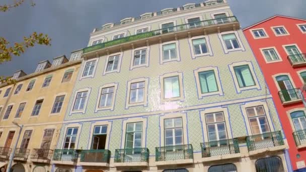 Typisch huis gevels in de historische wijk van Lissabon — Stockvideo