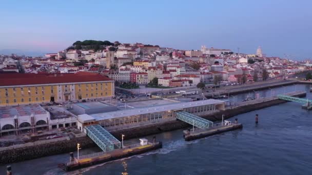 Plaza del Comercio en Lisboa llamada Praca do Comercio - la plaza central del mercado por la noche - vista aérea — Vídeos de Stock