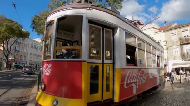 The famous historic tram cars in the city of Lisbon - Πόλη της Λισαβόνας, Πορτογαλία - 5 Νοεμβρίου 2019 — Αρχείο Βίντεο