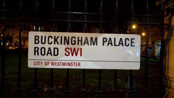 Buckingham slottsgatuskylt - London, England - 11 december 2019 — Stockvideo