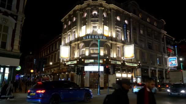 Театр Гэгуда на авеню Шайсбери в Лондоне - ЛОНДОН, Англия - 11 декабря 2019 года — стоковое видео