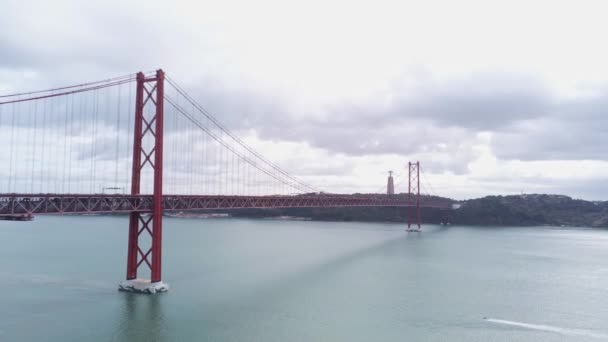 Aerial view over famous 25th of April Bridge at River Tejo in Lisbon — 비디오