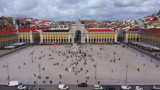 Plaza del Comercio Lisboa llamada Praca do Comercio desde arriba - la plaza central de la ciudad — Vídeos de Stock