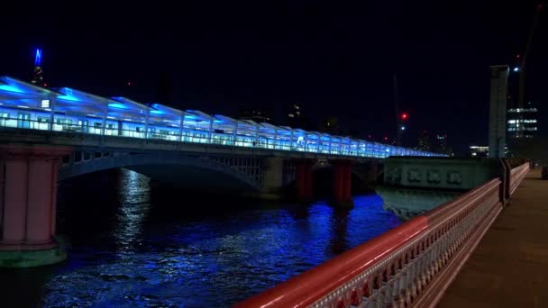 London Blackfriars Station över Themsen på natten - London, England - 11 december 2019 — Stockvideo