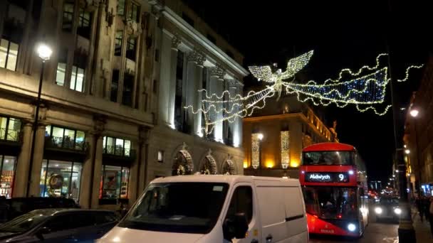 Maravillosa decoración navideña en las calles de Londres - LONDRES, INGLATERRA - 11 DE DICIEMBRE DE 2019 — Vídeo de stock