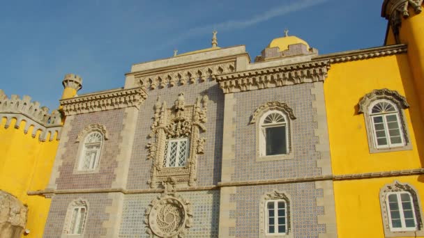 Πολύχρωμα κτίρια του Εθνικού Παλατιού της Πένας στο Sintra — Αρχείο Βίντεο