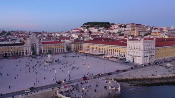 Plac Handlowy w Lizbonie o nazwie Praca do Comercio - Rynek Główny wieczorem - widok z lotu ptaka — Wideo stockowe