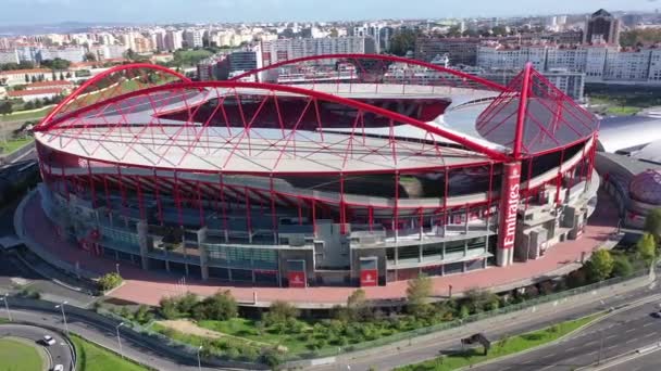 Vista aérea sobre el estadio de fútbol Benfica Lisboa llamado Estadio da Luz - CIUDAD DE LISBOA, PORTUGAL - 5 DE NOVIEMBRE DE 2019 — Vídeo de stock