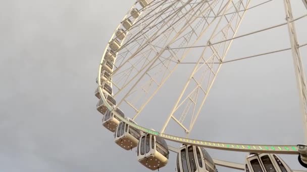 Широкий кут огляду Колеса Ферріса на ярмарку - Лондон, Англія - 10 грудня 2019 року. — стокове відео