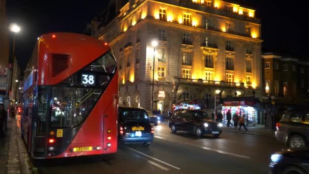 Widok na ulicę Piccadilly w Londynie nocą - Londyn, Anglia - 11 grudnia 2019 — Wideo stockowe