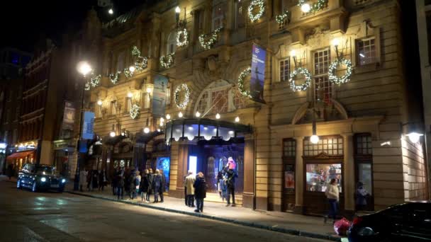 Noel Coward Theatre v Londýně hraje Drahý Evan Hansen - Londýn, Anglie - 11. prosince 2019 — Stock video