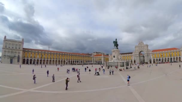 Commerce Sqaure in Lissabon genaamd Praca do Comercio in het centrum van de stad - City Of Lisbon, Portugal - 5 november 2019 — Stockvideo