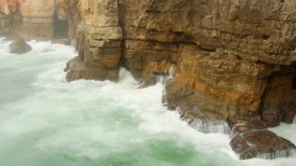 Скалистое побережье Бока-ду-Инферно в Атлантическом океане в Португалии — стоковое видео