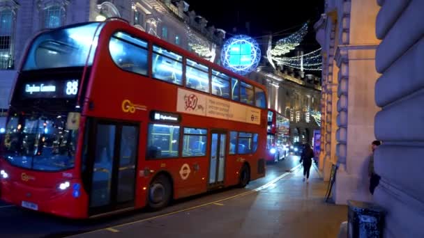 Piccadilly circus Londra a Natale - LONDRA, Inghilterra - 11 DICEMBRE 2019 — Video Stock