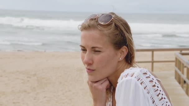 Όμορφη γυναίκα στην παραλία - τυπική θέα — Αρχείο Βίντεο